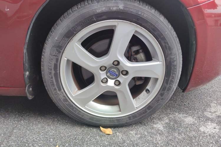 Used Volvo S60 2013 T5 Comfort Edition Right Front Wheel Hub
