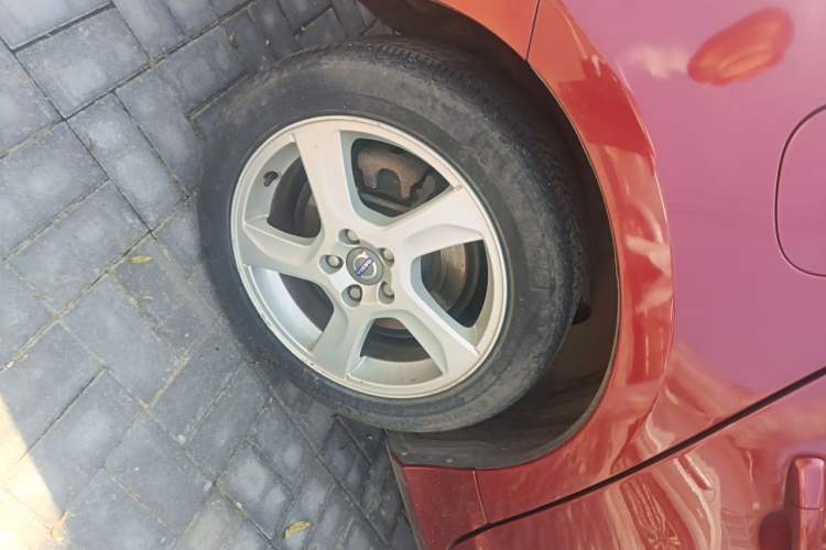 Used Volvo S60 2013 T5 Comfort Edition Right Front Wheel Hub