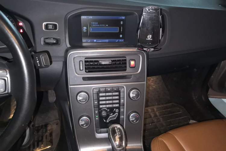 Used Volvo S60 2013 T5 Comfort Edition Audio And AC Panel