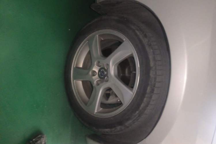 Used Volvo S60 2013 T5 Comfort Edition Right Front Wheel Hub