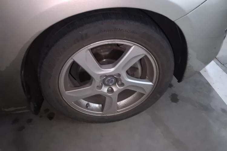 Used Volvo S60 2013 T5 Comfort Edition Right Front Wheel Hub