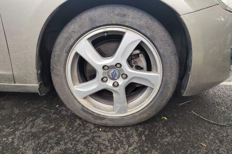 Used Volvo S60 2013 T5 Comfort Edition Right Front Wheel Hub