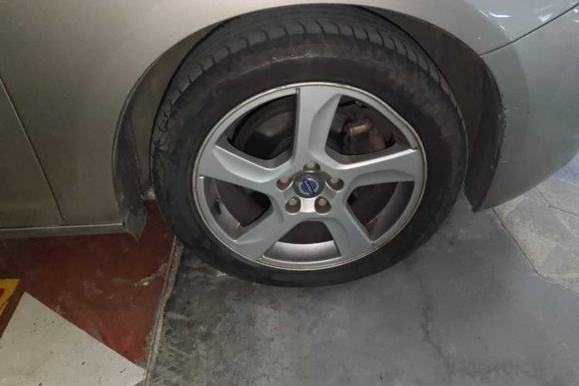 Used Volvo S60 2013 T5 Comfort Edition Right Front Wheel Hub