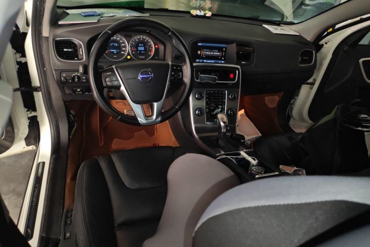 Used Volvo S60 2013 T5 Zhiya Edition Center Console