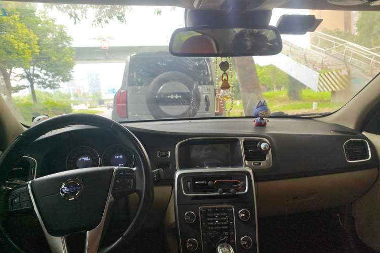 Used Volvo S60 2013 T5 Comfort Edition Center Console