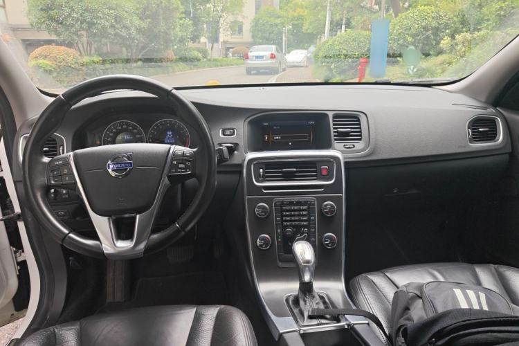 Used Volvo S60 2013 T5 Comfort Edition Center Console