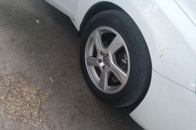 Used Volvo S60 2013 T5 Comfort Edition Right Front Wheel Hub
