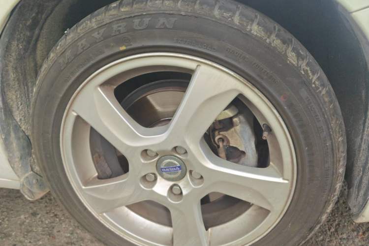 Used Volvo S60 2013 T5 Comfort Edition Right Front Wheel Hub