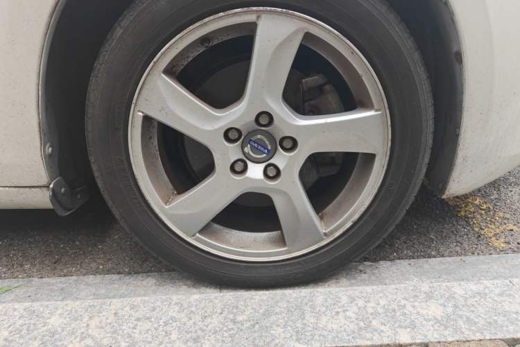 Used Volvo S60 2013 T5 Comfort Edition Right Front Wheel Hub