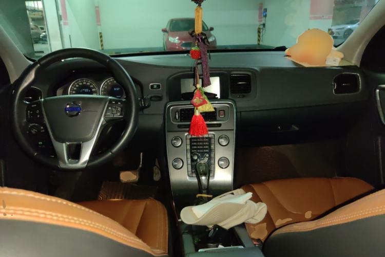 Used Volvo S60 2013 T5 Comfort Edition Center Console