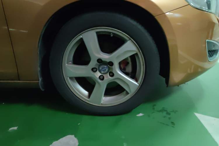 Used Volvo S60 2013 T5 Comfort Edition Right Front Wheel Hub