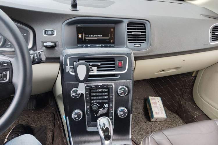Used Volvo S60 2014 S60L T5 Intelligent Drive Edition Audio And AC Panel