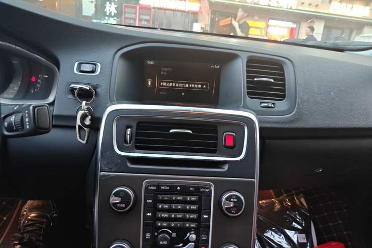 Used Volvo S60 2014 S60L T5 Intelligent Drive Edition Audio And AC Panel