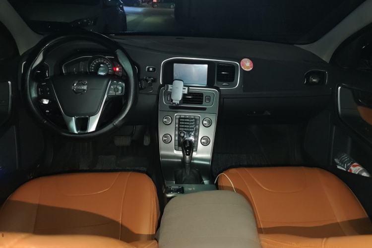 Used Volvo S60 2014 S60L 2.0T Zhiyuan Edition Center Console