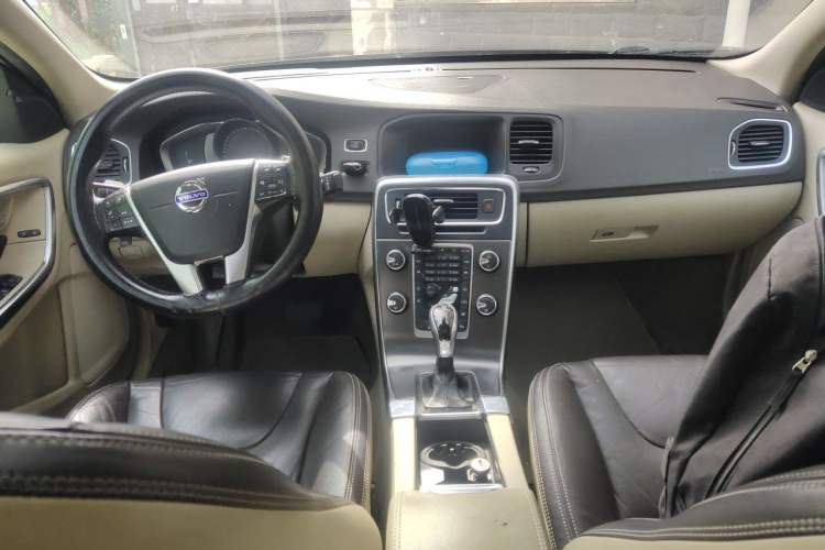 Used Volvo S60 2014 S60L T5 Smart Upgrade Edition Center Console