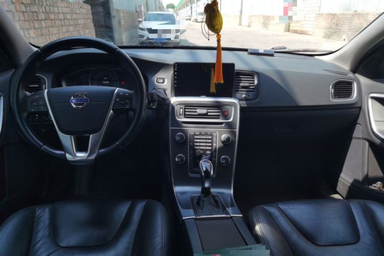 Used Volvo S60 2014 T5 Zhiyi Edition Center Console