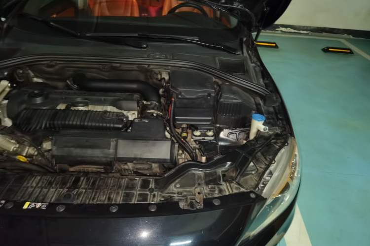 Used Volvo S60 2014 S60L 2.0T Zhiyuan Edition Engine Bay Left