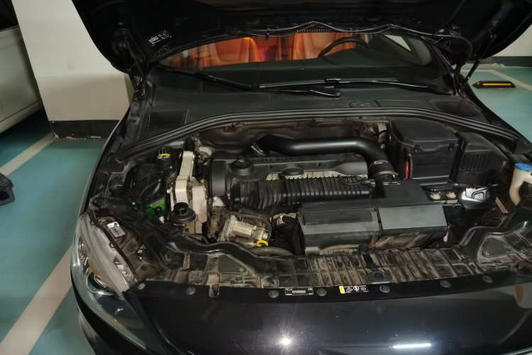 Used Volvo S60 2014 S60L 2.0T Zhiyuan Edition Engine Bay Right