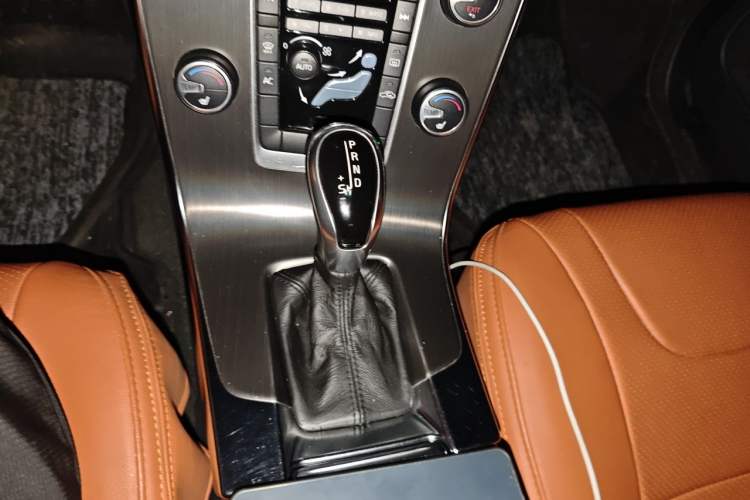 Used Volvo S60 2014 S60L 2.0T Zhiyuan Edition Gear Lever