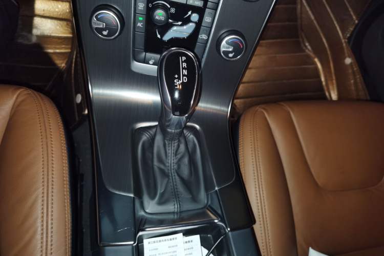 Used Volvo S60 2014 S60L 2.0T Zhiyuan Edition Gear Lever