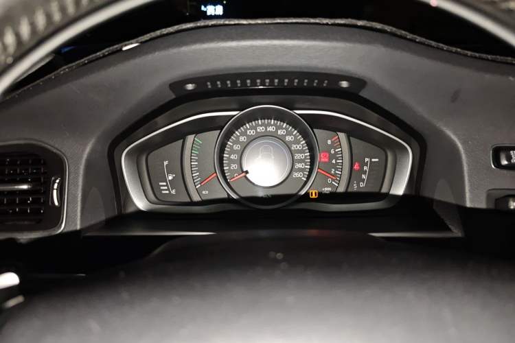 Used Volvo S60 2014 S60L 2.0T Zhiyuan Edition Instrument Cluster