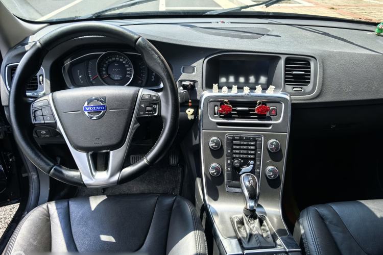 Used Volvo S60 2014 S60L 2.0T Zhiyuan Edition Interior 1