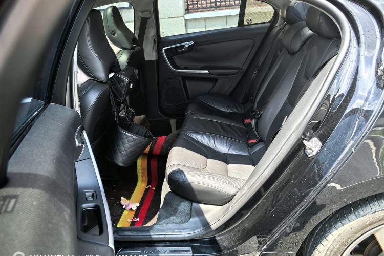 Used Volvo S60 2014 S60L 2.0T Zhiyuan Edition Interior 3