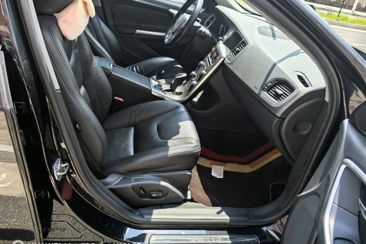 Used Volvo S60 2014 S60L 2.0T Zhiyuan Edition Interior 6