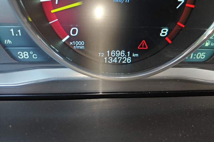 Used Volvo S60 2014 S60L T5 Intelligent Drive Edition Odometer Close Up