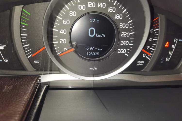 Used Volvo S60 2014 S60L 2.0T Zhiyuan Edition Odometer Close Up