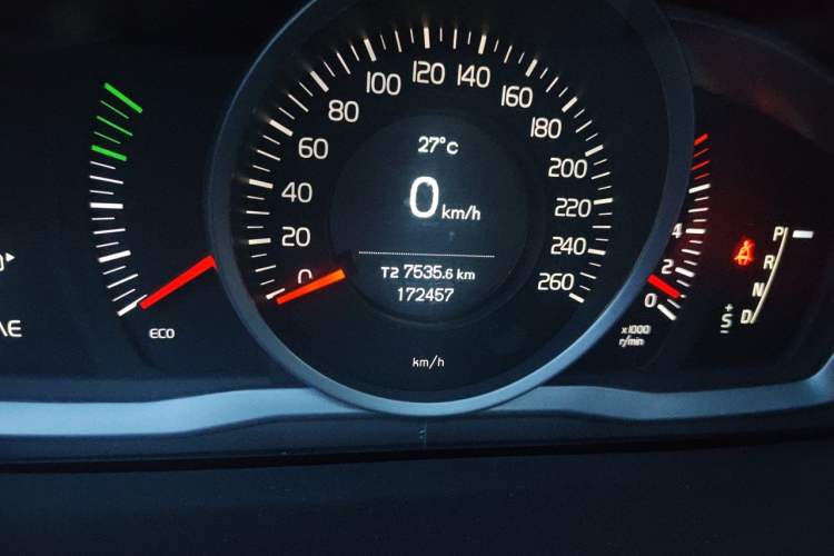 Used Volvo S60 2014 S60L 2.0T Zhiyuan Edition Odometer Close Up