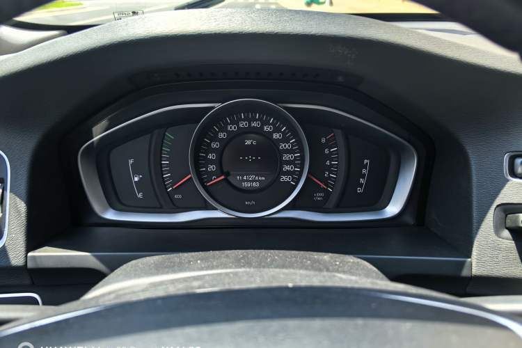 Used Volvo S60 2014 S60L 2.0T Zhiyuan Edition Odometer Close Up