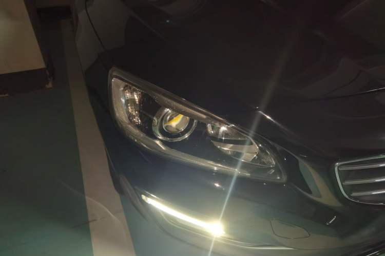 Used Volvo S60 2014 S60L 2.0T Zhiyuan Edition Right Front Headlight