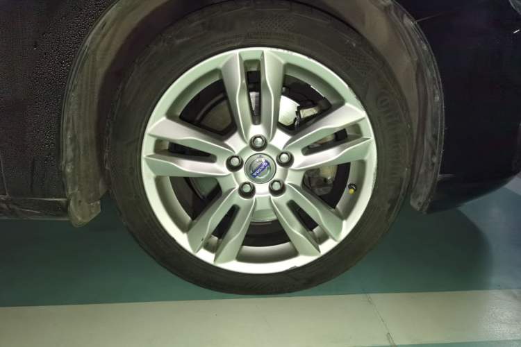 Used Volvo S60 2014 S60L 2.0T Zhiyuan Edition Right Front Wheel Hub