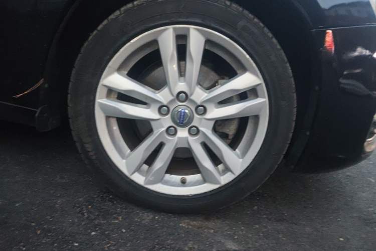 Used Volvo S60 2014 S60L 2.0T Zhiyuan Edition Right Front Wheel Hub