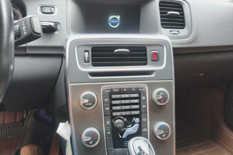 Used Volvo S60 2014 S60L T5 Intelligent Drive Edition Audio And AC Panel