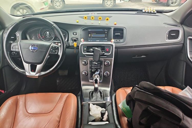 Used Volvo S60 2014 S60L 2.0T Zhiyuan Edition Center Console