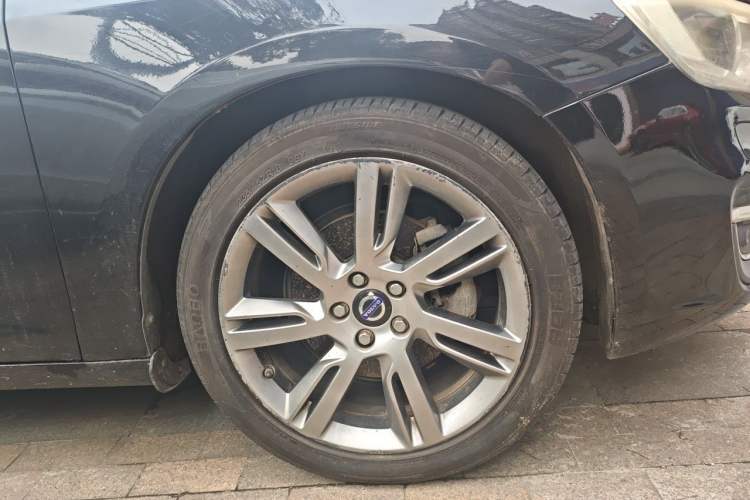 Used Volvo S60 2014 S60L 2.0T Zhiyuan Edition Right Front Wheel Hub