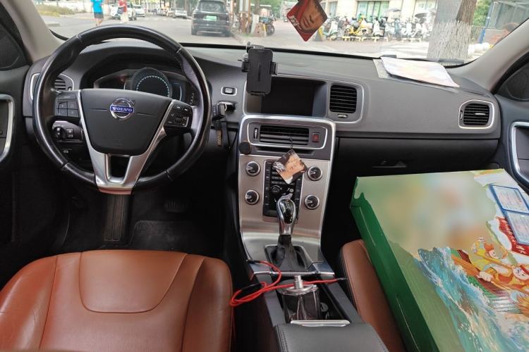Used Volvo S60 2014 S60L 2.0T Zhiyuan Edition Center Console