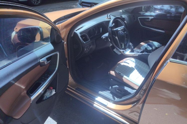 Used Volvo S60 2014 S60L 2.0T Zhiyuan Edition Interior 3