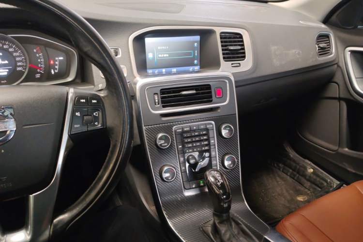 Used Volvo S60 2014 S60L 2.0T Intelligent Upgrade Edition Audio And AC Panel