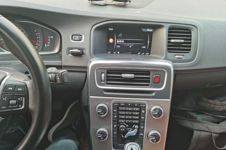 Used Volvo S60 2014 S60L 2.0T Zhiyuan Edition Audio And AC Panel
