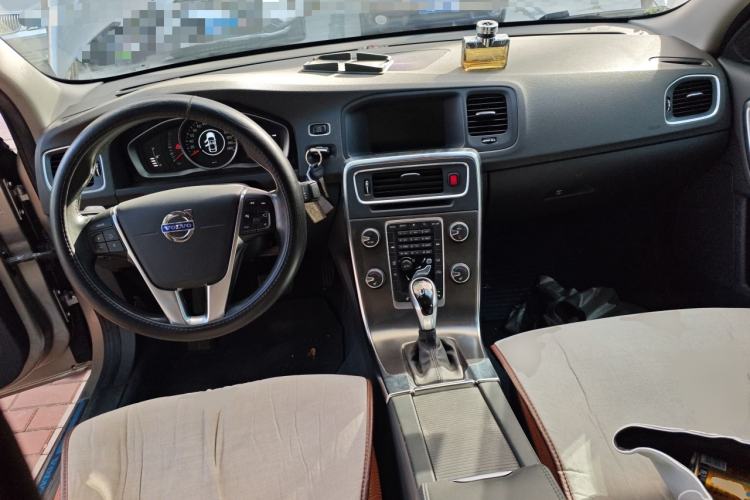 Used Volvo S60 2014 S60L 2.0T Zhiyuan Edition Center Console
