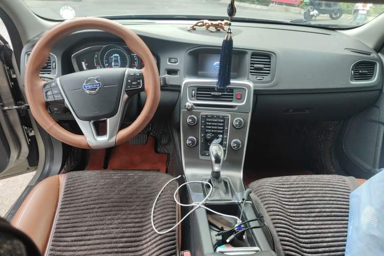 Used Volvo S60 2014 S60L T5 Intelligent Drive Edition Center Console