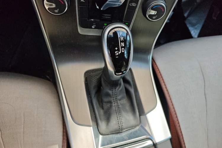Used Volvo S60 2014 S60L 2.0T Zhiyuan Edition Gear Lever