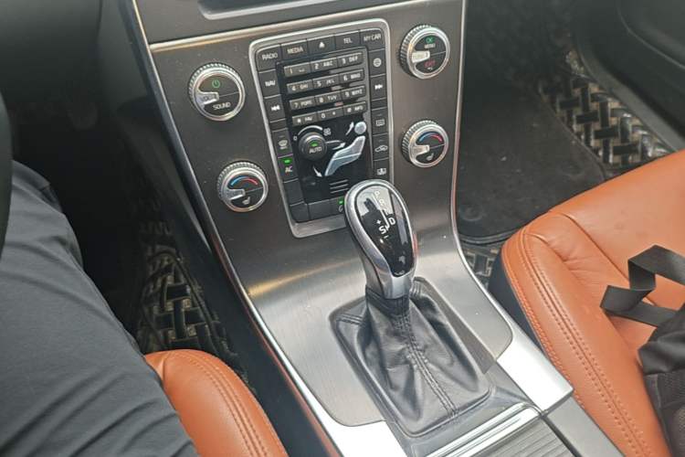 Used Volvo S60 2014 S60L T5 Intelligent Drive Edition Gear Lever
