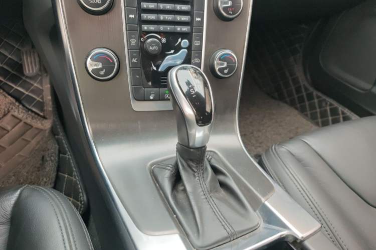 Used Volvo S60 2014 S60L 2.0T Zhiyuan Edition Gear Lever