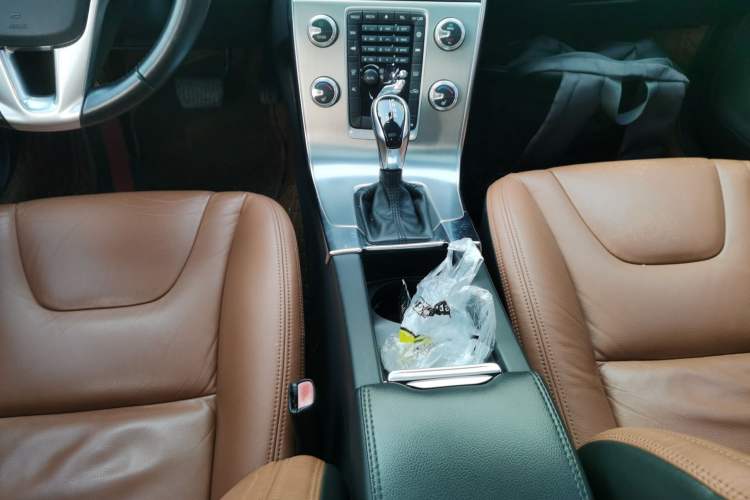 Used Volvo S60 2014 S60L 2.0T Zhiyuan Edition Gear Lever