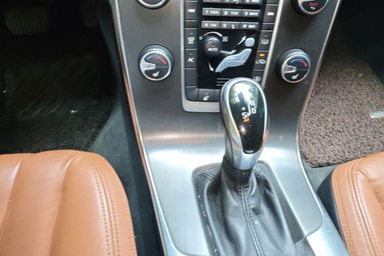 Used Volvo S60 2014 S60L T5 Intelligent Drive Edition Gear Lever