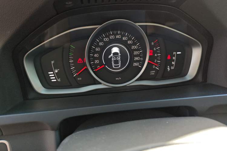 Used Volvo S60 2014 S60L 2.0T Zhiyuan Edition Instrument Cluster